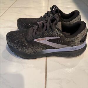 Brooks ghost women’s 8.5 Running Shoes